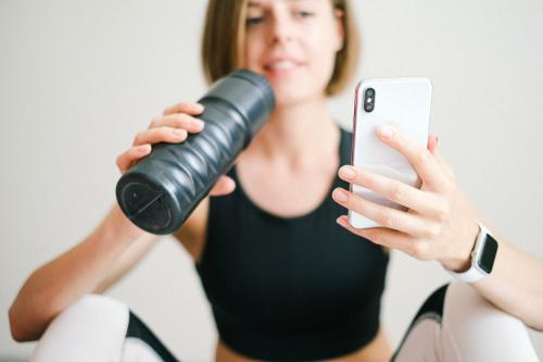 pexels anna shvets 4482934 Mujer deportista con botella de agua y móvil