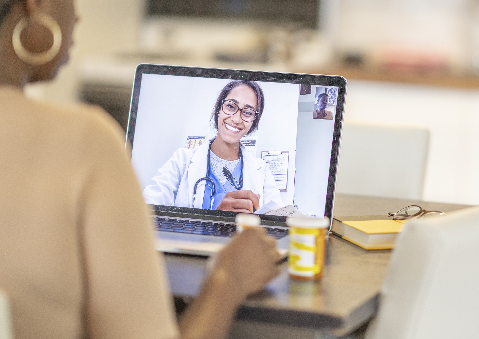 mujer en consulta médica desde el ordenador